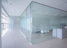 pareti in vetro per ufficio con listelli